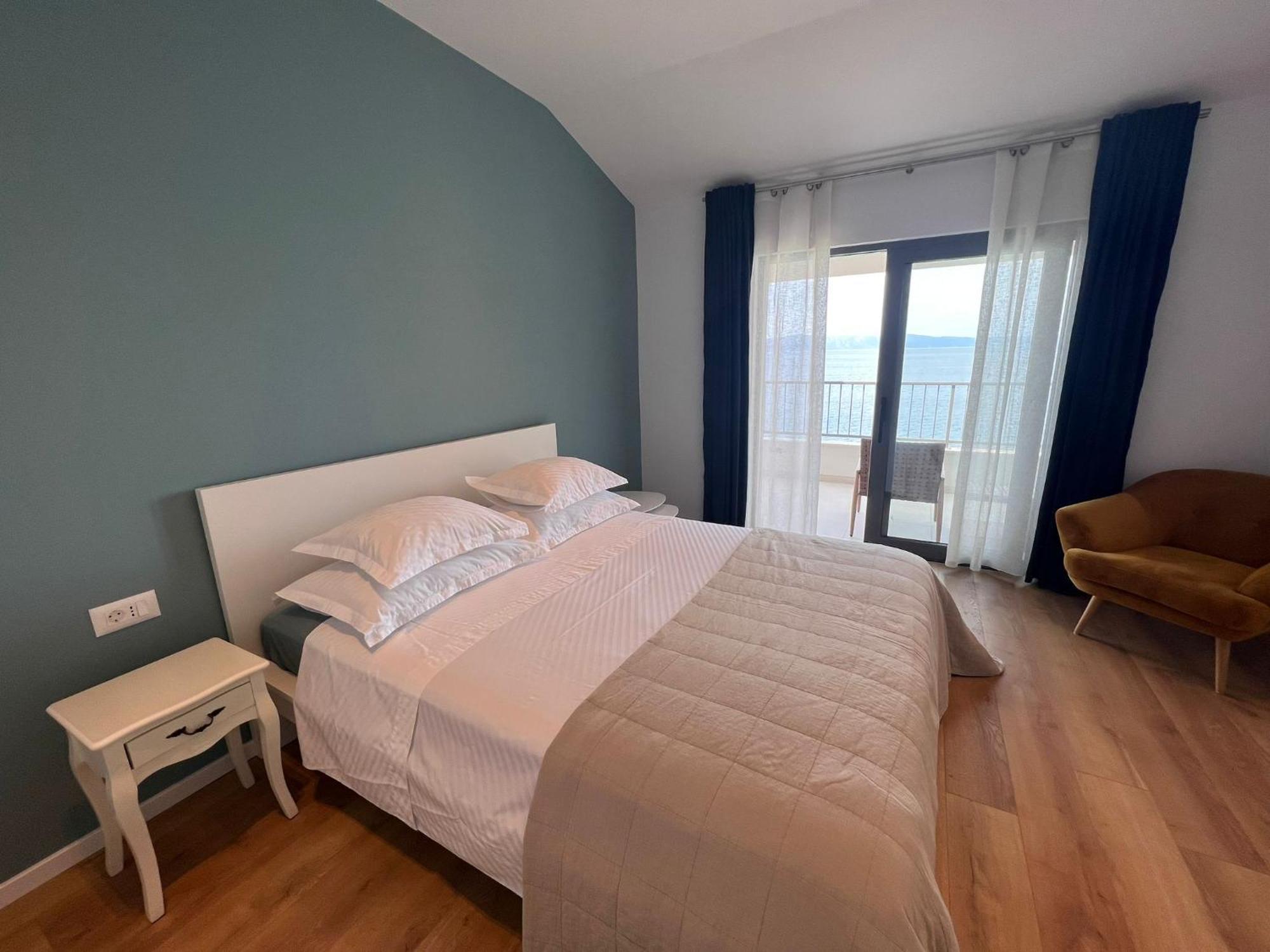 Beachfront Comfort Apartments Sinajko Podgora Exterior photo