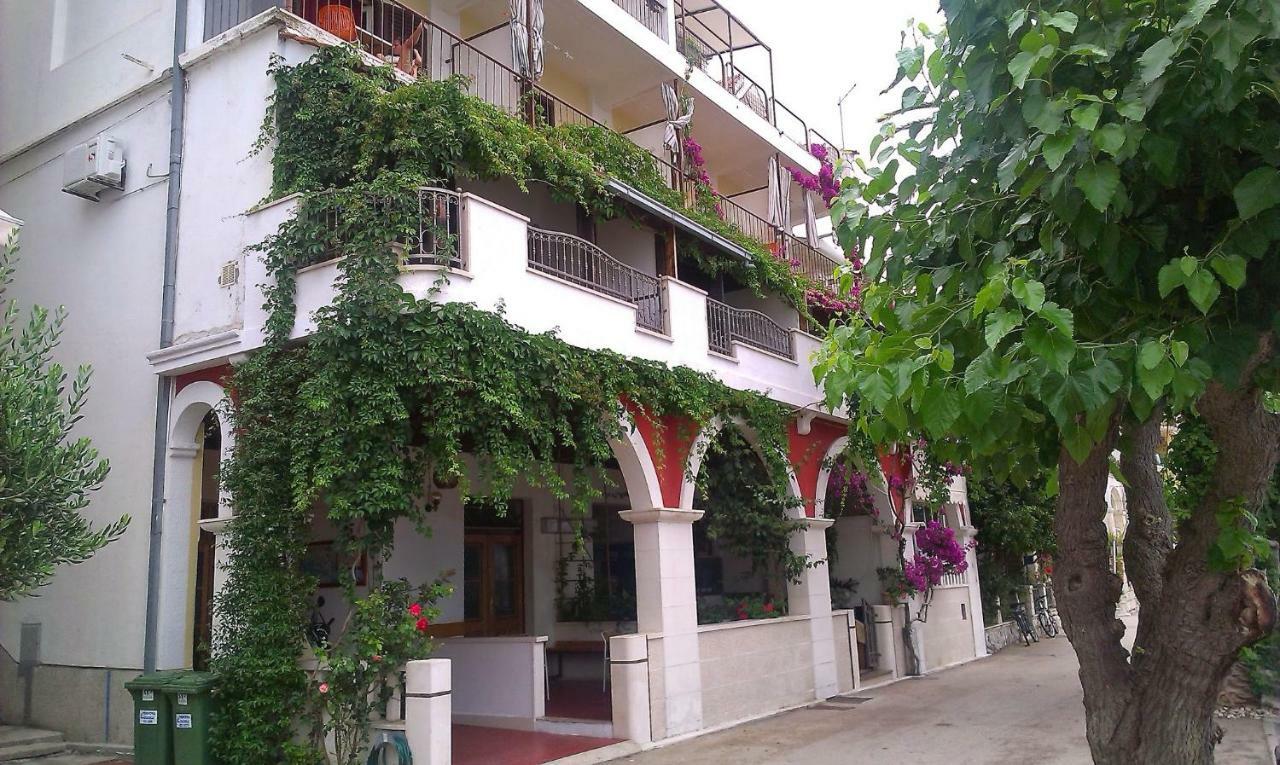Beachfront Comfort Apartments Sinajko Podgora Exterior photo